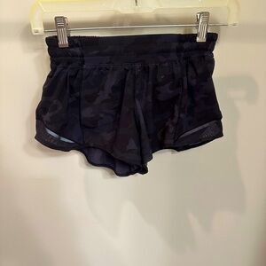 Lululemon black camo hotty hot shorts! Size 4 in good condition and super cute!!